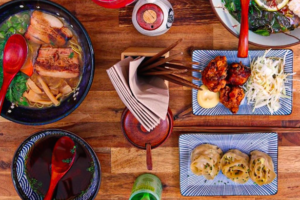 plats sur une table de restaurant